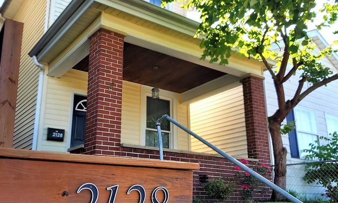 Ashland Apartment | Renovated Apartment with Modern Amenities, Fenced-In Back Yard -Downtown Ashland