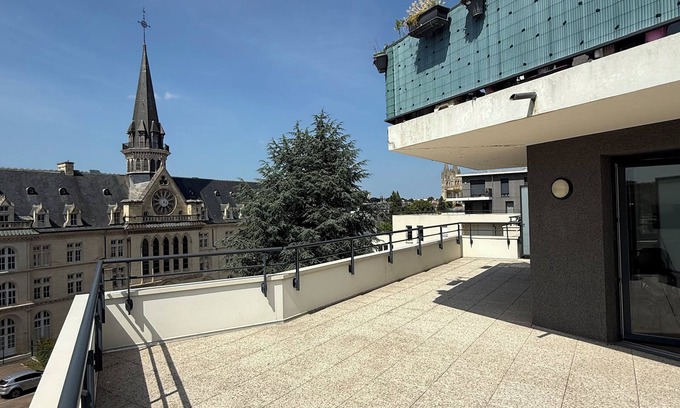 Le Bon Sauveur Apartment | Renovated apartment with 50 m2 terrace