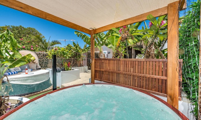 Scarborough Villa | Renovated Beach Villa with Heated Spa & Resort Style Garden only 400m the beach