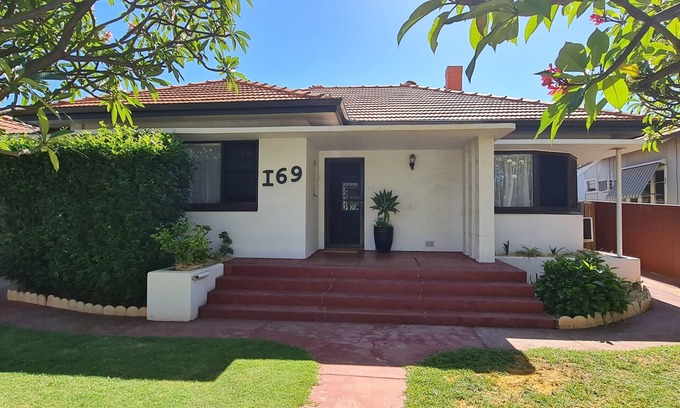 Geraldton House | Renovated beauty on Durlacher - Walking distance to all amenities