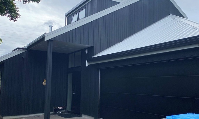 Mount Wellington House | Renovated Central Auckland holiday house close to shopping mall