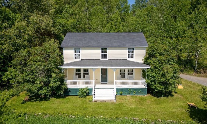 Bloomville House | Renovated Country Farmhouse – Private, Pet-Friendly & Family Ready