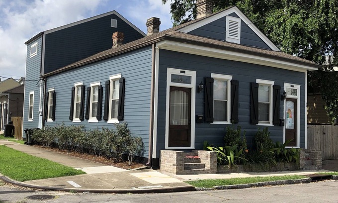 Touro Apartment | Renovated Efficiency steps away from Magazine St