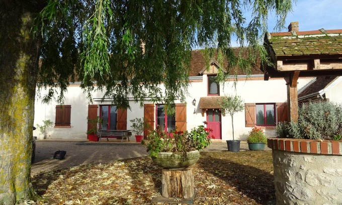 Mont-pres-Chambord Cottage | Renovated Farmhouse near Loire Castles with Private Terrace and Garden