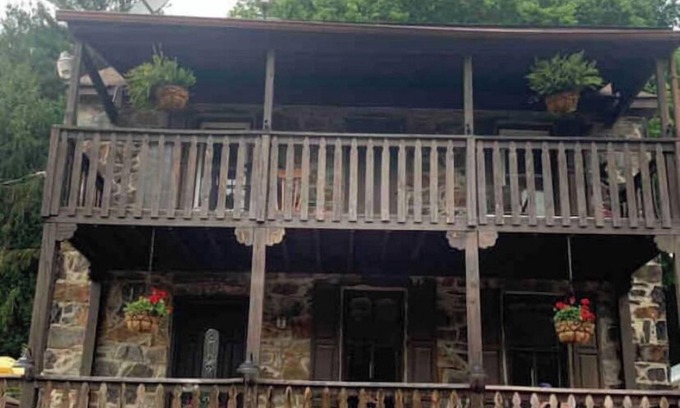 Knoxville House | Renovated historic stone house very close to the Potomac River