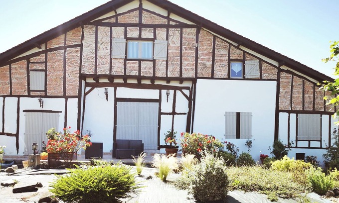 Pouillon House | Renovated Landes farmhouse overlooking the Pyrenees, near Dax & the ocean