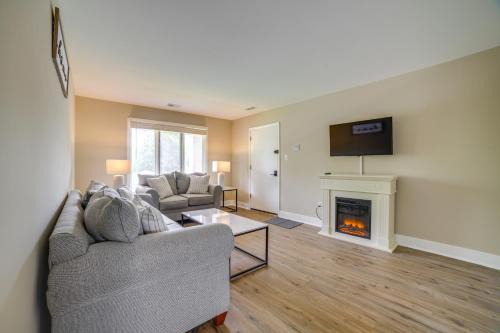Munster Apartment | Renovated Munster Condo - 15 Mi to Lake Michigan!