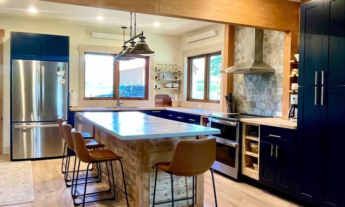 Whitepine House | Renovated Ranch Retreat in Heart of the Rockiesnn