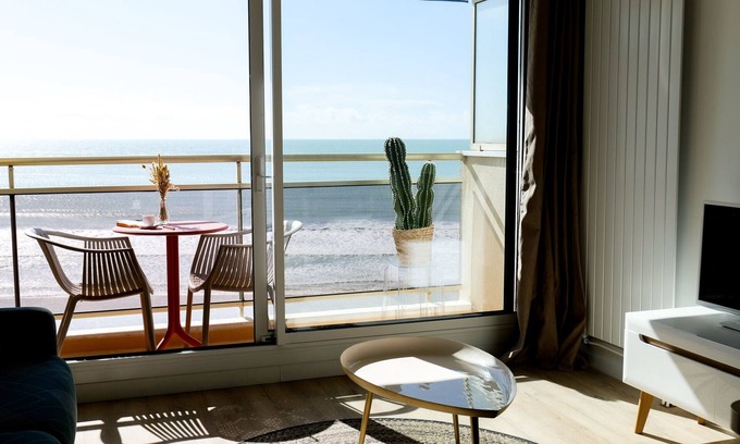 Bourgenay Apartment | Renovated studio facing the main beach in Les Sables d'Olonne