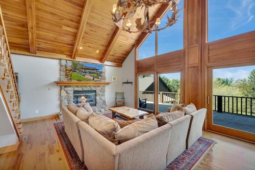 West Valley House | Renovated & Spacious Home Wood Fireplace Hot Tub