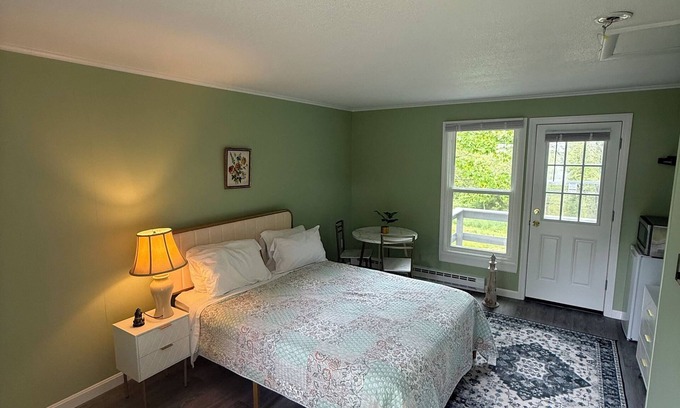 Boothbay Cabin | Renovated The Driftwood Cabin at White Anchor Inn