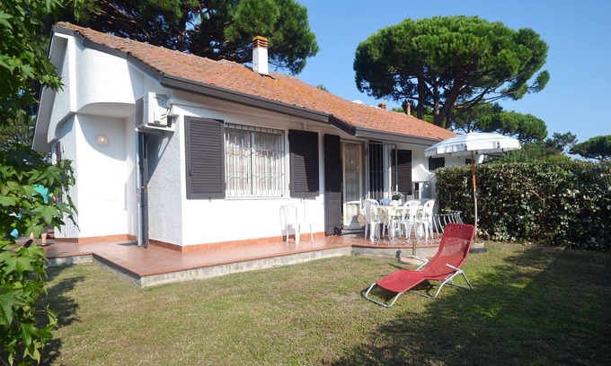 Lido delle Nazioni House | Renovated villa on the ground floor with large garden in exclusive area