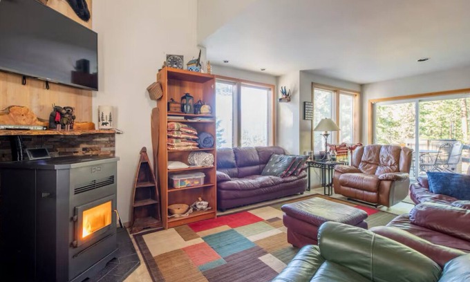 Roslyn Ridge House | RENT TOMORROW! SEPTEMBER DATES AVAILABLE! QUIET, PRIVATE, VIEWS, SPA ,FIRE-PIT.
