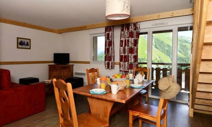 Saint-Sorlin-d'Arves Apartment | Residence Odalys Les Bergers *** - 4 Rooms 8 People