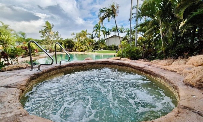 Mermaid Waters House | Resort Style Getaway ~ Sleeps 6