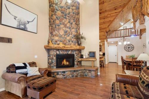 Pinetop House | Resort Style Pine Top Cabin, Deck Views and Sleeps 12