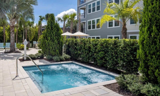 Temple Terrace Apartment | Resort Style -POOL View-HOTUB- Moffitt-Pet-Gated-Gym-Wifi-USF-Elevator-Long Stay