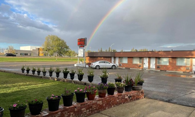 Three Hills Hotel | Rest Easy Motel