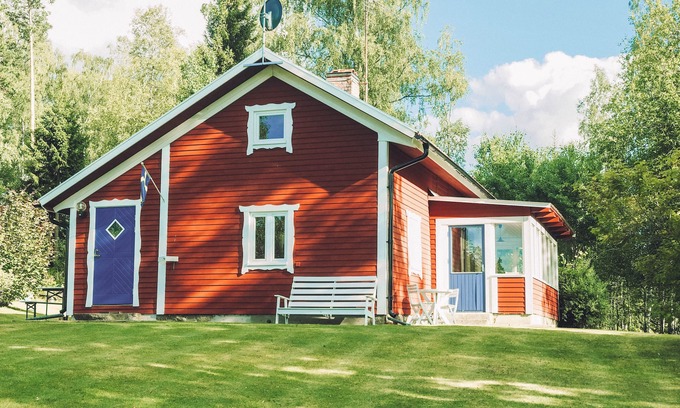 Tibro House | Rest u. Idyll, beautiful large garden, surrounded by forest, close to the lake