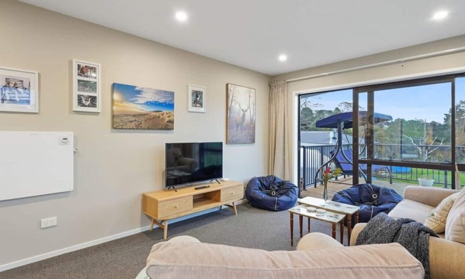 Swanson House | Restful Country Getaway Nr Trust Arena & Fast WiFi