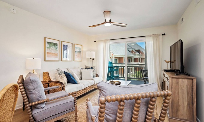 Caswell Beach Condo | Resting Beach Face: Ocean View Condo with Community Pool Near Golf Course