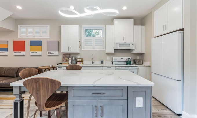 Herndon Apartment | Reston Tiny House – Pristine 1BR, King Bed, Hot Tub, Close to IAD, Tysons & DC.