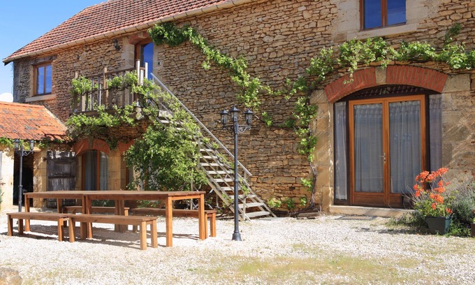 Saint-Amand-de-Coly Cottage | Restored farmhouse from the 17th century with swimming pool and beautiful views