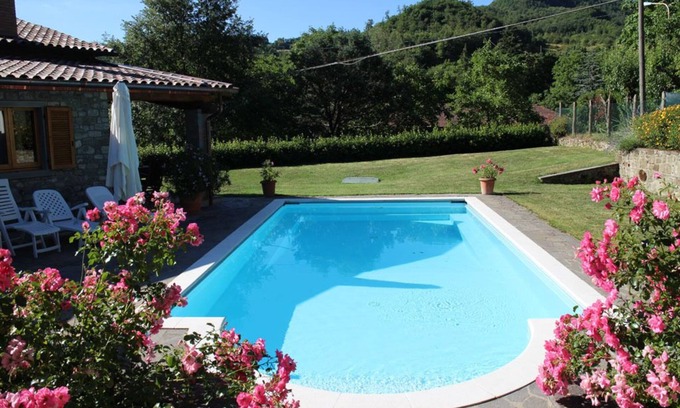 Caprese Michelangelo Villa | RESTORED VILLAGE HOUSE WITH PRIVATE SWIMMING POOL SLEEPS 4n