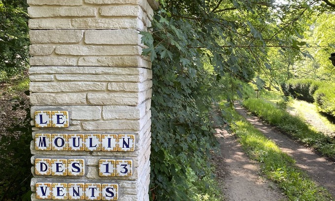Saint-Martin-Cantales House | Retraite Naturelle au Bord de la Rivière