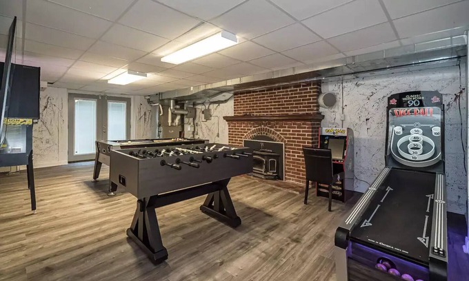 Ferguson House | Retreat Home, Swimming Pool, jacuzzi, sauna, Game room, Basketball Court .