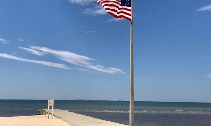 Niantic House | Retreat in beach community, 1 Br/2 Bath, Laundry, Sleeps up to 3, Walk to Beach