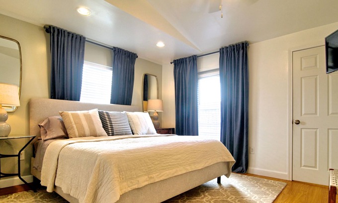 Washington Ave./ Memorial Park House | Retreat in The Heights - Cottage Grove bungalow
