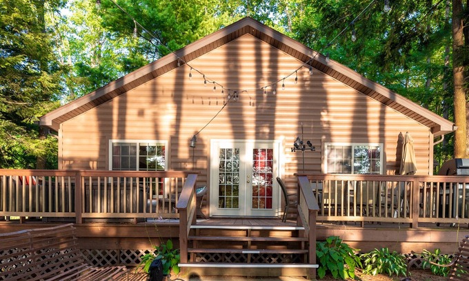 Cambridge Springs House | RetreatsReunions-3 Lake Homes-30+guests-Space,Comfort,Firepits,Sunsets,Amenities