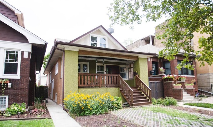 Avondale Apartment | Retro 2 bedroom bungalow in Chicago's Avondale neighborhood