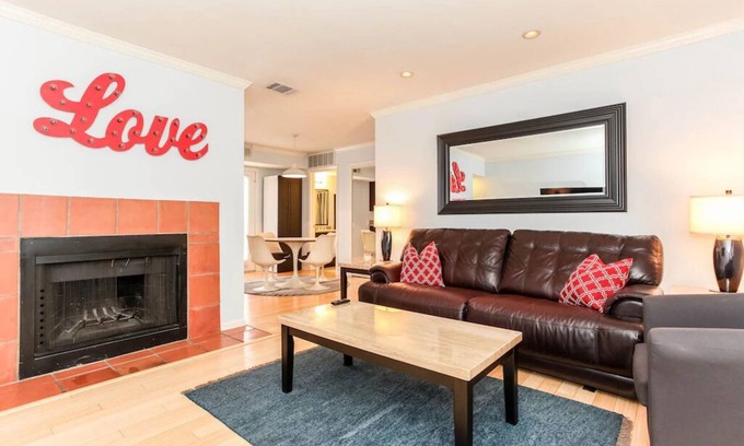 Waller Creek District Condo | Retro Chic Suite w/Queen bed