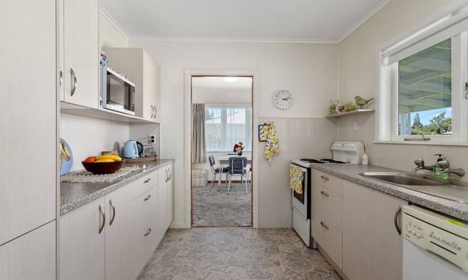 Waiotahi House | Retro Cottage in Opotiki CBD-Whole House- 6 guests- One price!