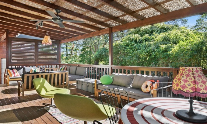 Bateau Bay House | Retro inpsired house just 100m to beach