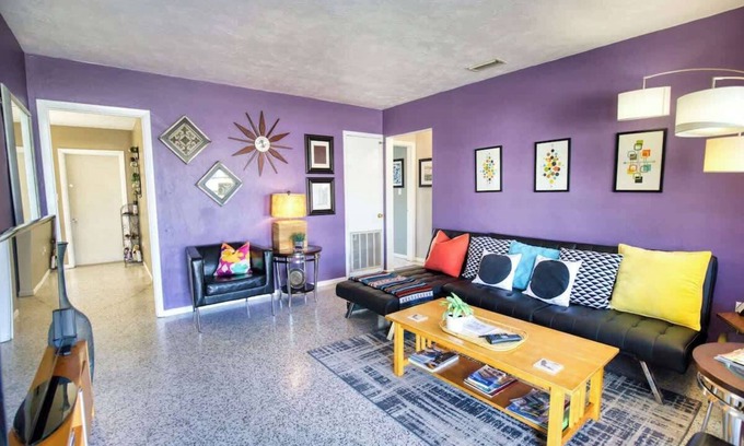 Southgate House | Retro-Inspired Stay, BBQ Patio, Close to Downtown