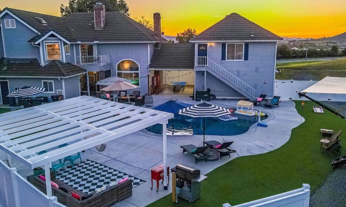 Winchester House | Retro Ranch Cottage 800sf Pool HotTub Pickleball