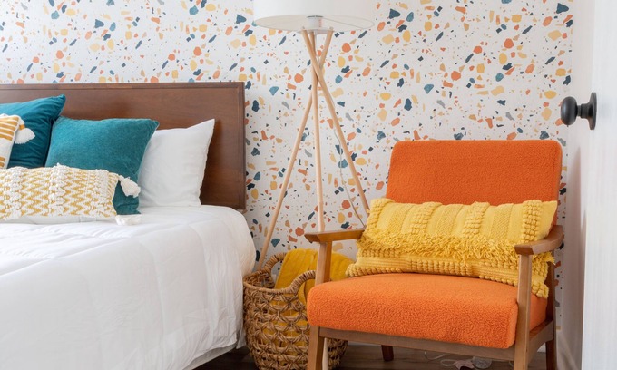 Lincoln Park House | Retro Retreat: 1br home w/WFH desk, livingroom, fire pit and no chores!