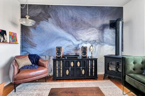 Prince Edward House | Retro vibe w hot tub piano lounge and vinyls