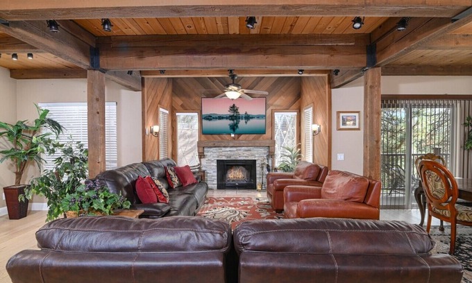 Round Hill Village House | RH465- Ultimate Mountain Retreat