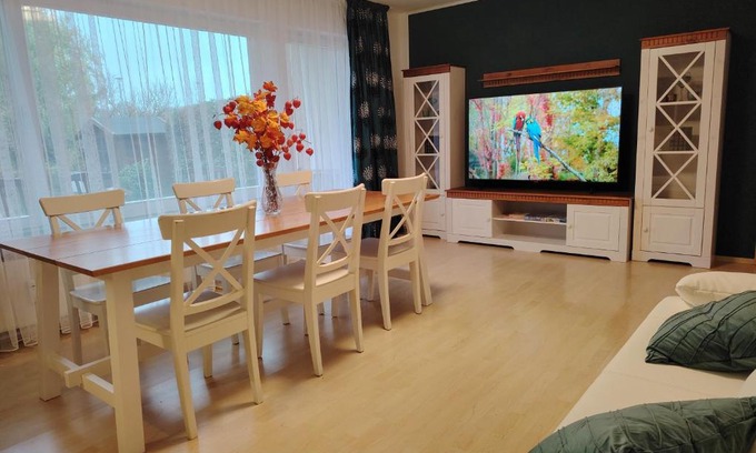 Karthause Apartment | Rhein Ferienwohnung 3-Zimmer Garten Free Parking Netflix Premium Disney Premium