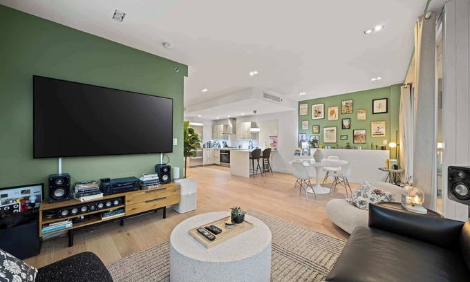 Chelsea Apartment | Rhodes Court by Rove | PH Duplex w/Private Roof