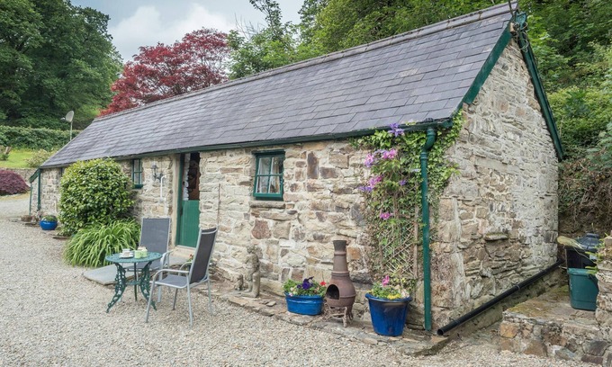 New Moat Cottage | Rhyd y Brown Cottage, Llys Y Fran