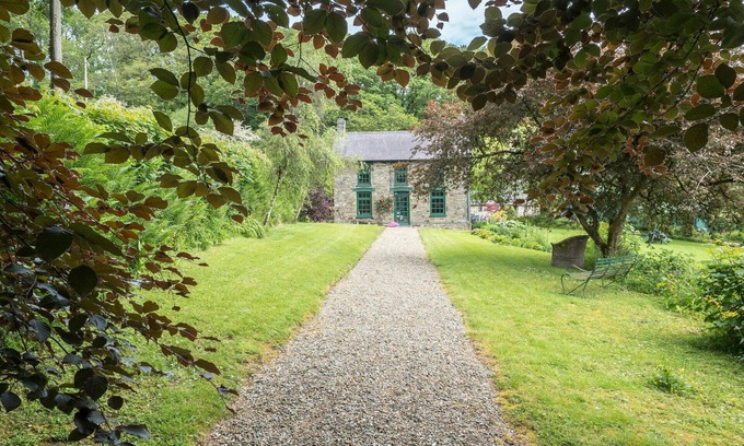 New Moat Cottage | Rhyd y Brown Farmhouse, Llys Y Fran