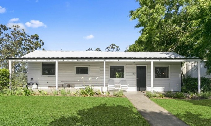 Woodville Cottage | Ribba Cottage - Riverfront Cottage with Outdoor Bath