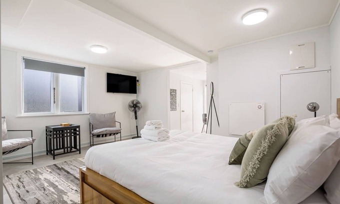 Grey Lynn House | Riches Stay and Sleep Unit with Wi-Fi and Parking