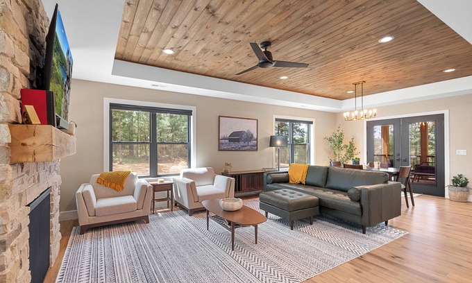 Wisconsin Dells Cabin | Rifugio Graziella, King Bed, Hot Tub, Sauna, Soaking Tub, Fireplace, EV+, Luxury