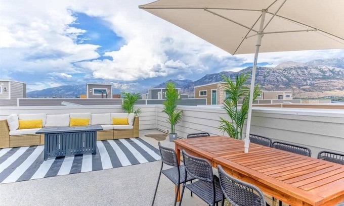 American Fork House | Right off i15, Rooftop Patio, BBQ Grill!